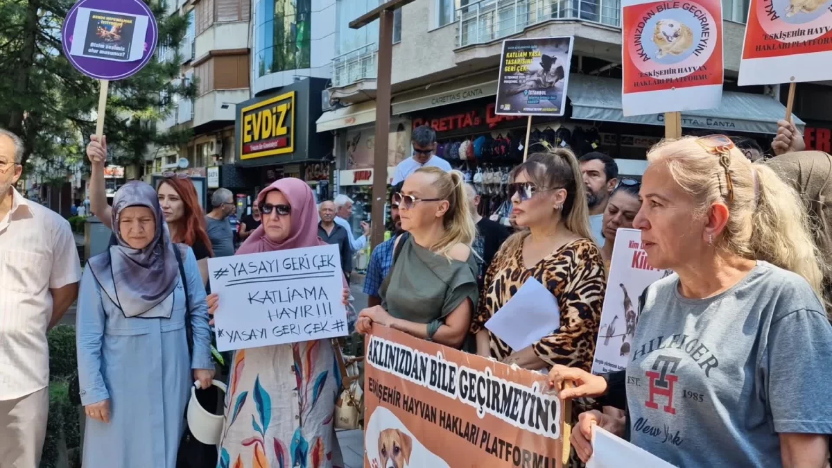 Saadet Partisi ve Hayvanseverler, Sokak Hayvanlarına Ötanazi Yapılmasına Karşı Protesto Düzenledi